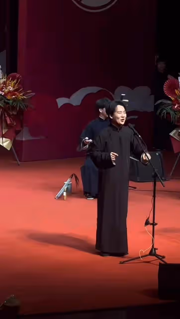 郭德綱老婆演出,染綠頭髮容貌大變,郭麒麟忙叫媽彎腰遞水顯謙卑