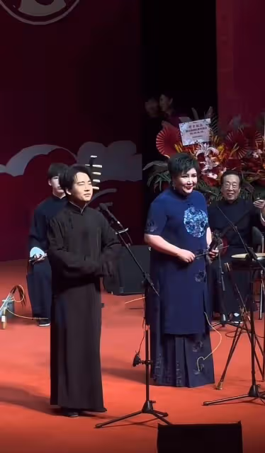郭德綱老婆演出,染綠頭髮容貌大變,郭麒麟忙叫媽彎腰遞水顯謙卑