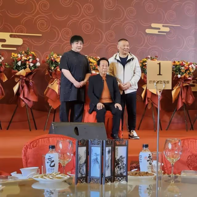 郭德綱老婆演出,染綠頭髮容貌大變,郭麒麟忙叫媽彎腰遞水顯謙卑