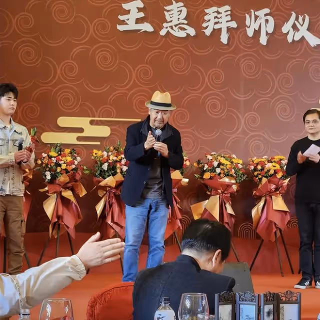 郭德綱老婆演出,染綠頭髮容貌大變,郭麒麟忙叫媽彎腰遞水顯謙卑