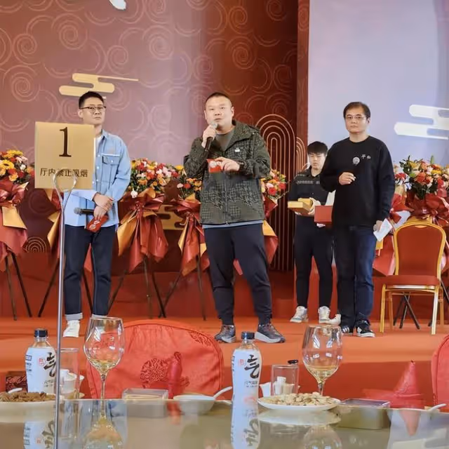 郭德綱老婆演出,染綠頭髮容貌大變,郭麒麟忙叫媽彎腰遞水顯謙卑