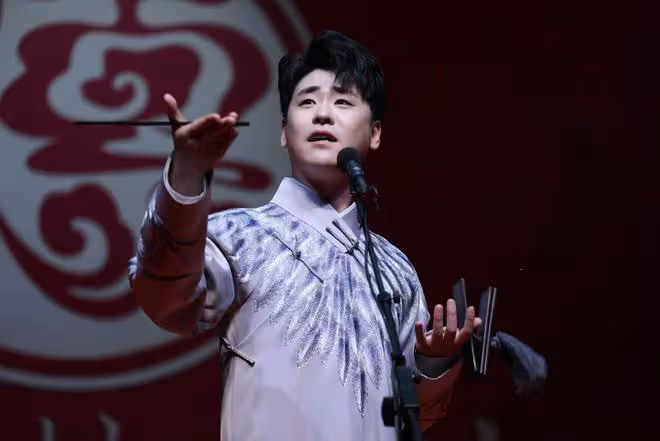 郭德綱老婆演出,染綠頭髮容貌大變,郭麒麟忙叫媽彎腰遞水顯謙卑