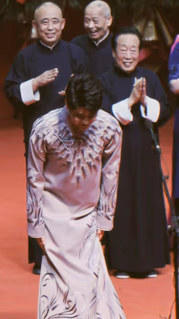 郭德綱老婆演出,染綠頭髮容貌大變,郭麒麟忙叫媽彎腰遞水顯謙卑