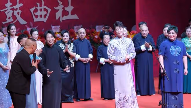 郭德綱老婆演出,染綠頭髮容貌大變,郭麒麟忙叫媽彎腰遞水顯謙卑