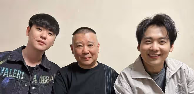 郭德綱老婆演出,染綠頭髮容貌大變,郭麒麟忙叫媽彎腰遞水顯謙卑