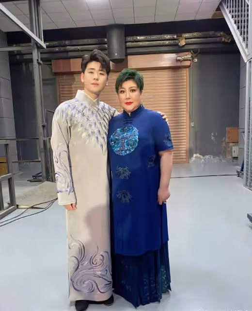 郭德綱老婆演出,染綠頭髮容貌大變,郭麒麟忙叫媽彎腰遞水顯謙卑