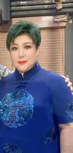 郭德綱老婆演出,染綠頭髮容貌大變,郭麒麟忙叫媽彎腰遞水顯謙卑