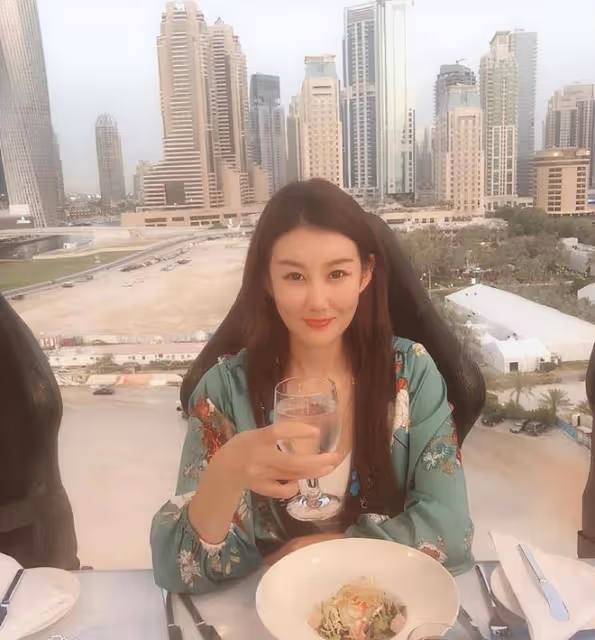 馮清一路狂奔喜笑顏開,臉部浮腫明顯!王寶強成為了她的「貴人」