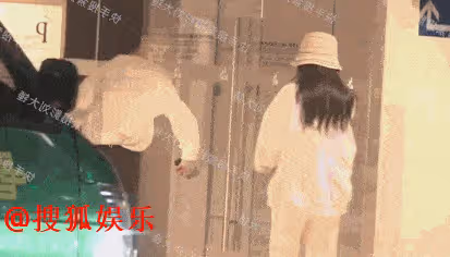 戀情實錘！楊洋與小「劉亦菲」同宿酒店三夜，出門時避嫌分開走