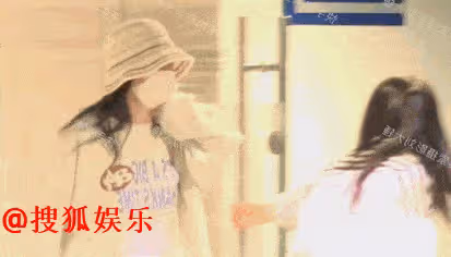 戀情實錘！楊洋與小「劉亦菲」同宿酒店三夜，出門時避嫌分開走