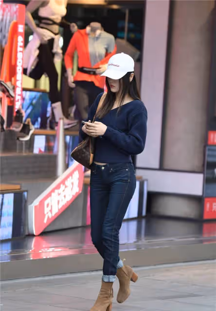 緊身牛仔褲搭配粗跟短靴，豐腴身材的美女，很會襯托曲線美