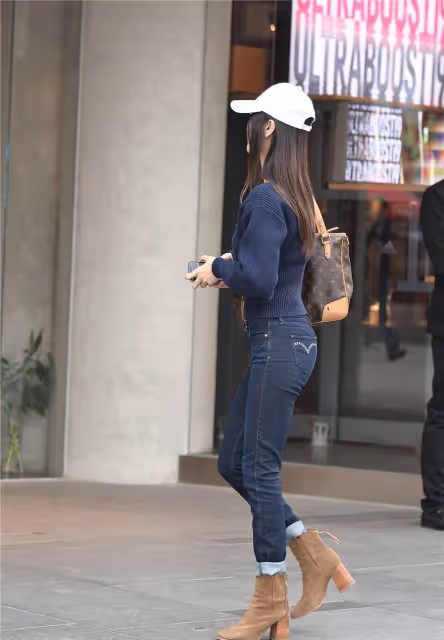 緊身牛仔褲搭配粗跟短靴，豐腴身材的美女，很會襯托曲線美