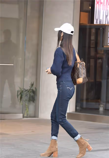 緊身牛仔褲搭配粗跟短靴，豐腴身材的美女，很會襯托曲線美