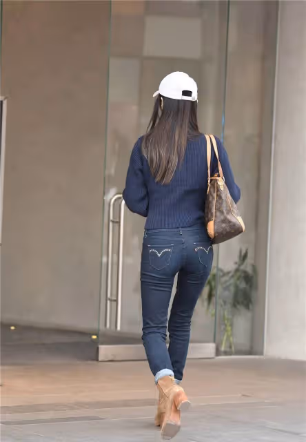 緊身牛仔褲搭配粗跟短靴，豐腴身材的美女，很會襯托曲線美