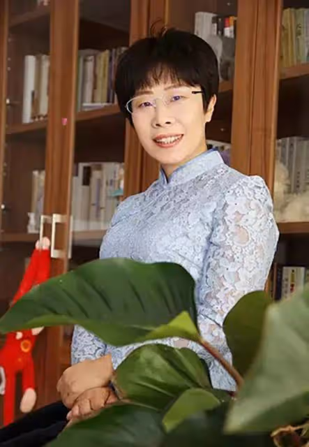 女人上了年紀如何顯氣質？不穿花裙子、緊身褲，衣著素雅更高級
