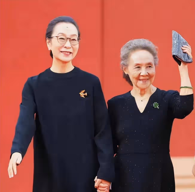 女人上了年紀如何顯氣質？不穿花裙子、緊身褲，衣著素雅更高級