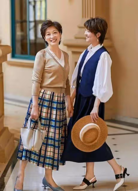 女人上了年紀如何顯氣質？不穿花裙子、緊身褲，衣著素雅更高級