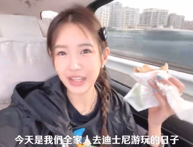 陳赫一家人出遊,夫妻倆首次不打碼秀恩愛,寵溺摸臉讓人羨慕