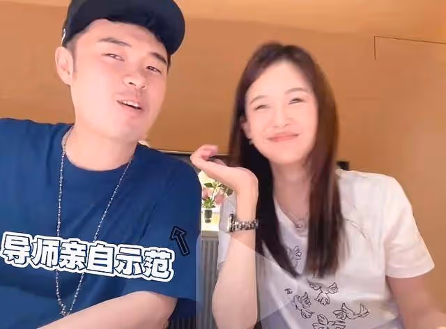 陳赫一家人出遊,夫妻倆首次不打碼秀恩愛,寵溺摸臉讓人羨慕