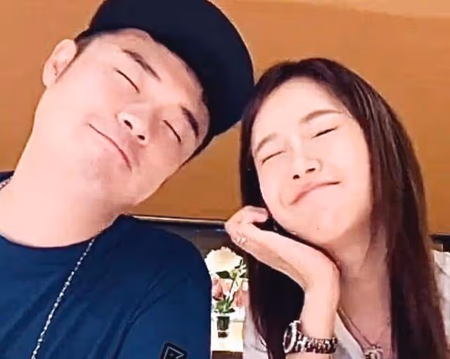 陳赫一家人出遊,夫妻倆首次不打碼秀恩愛,寵溺摸臉讓人羨慕
