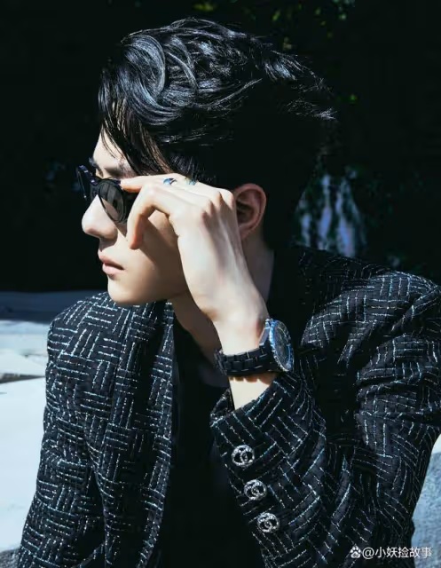王一博亮相香奈兒大秀，與權志龍秀場同框，造型吸引人眼球