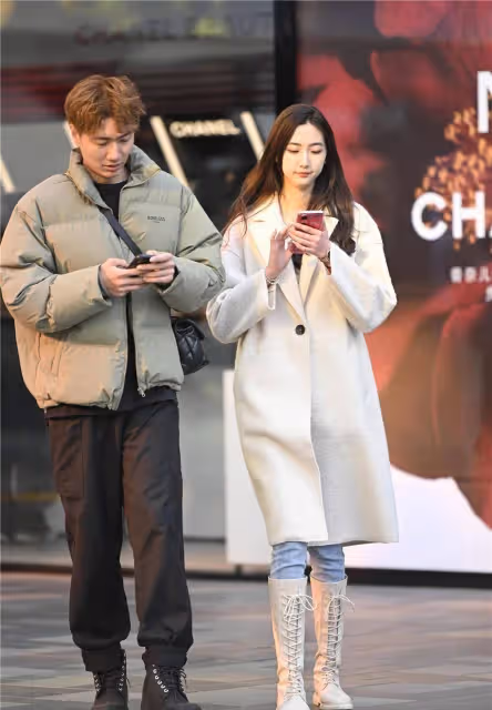 緊身牛仔褲搭配長靴，適合春天的搭配，保暖還簡約的風格
