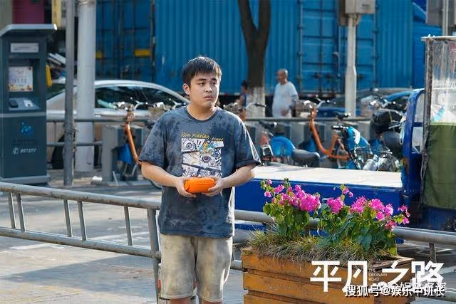 《平凡之路》左娜醉酒露出本性，死纏爛打強吻舒一南，潘岩捂臉逃跑
