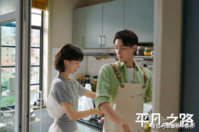 《平凡之路》左娜醉酒露出本性，死纏爛打強吻舒一南，潘岩捂臉逃跑
