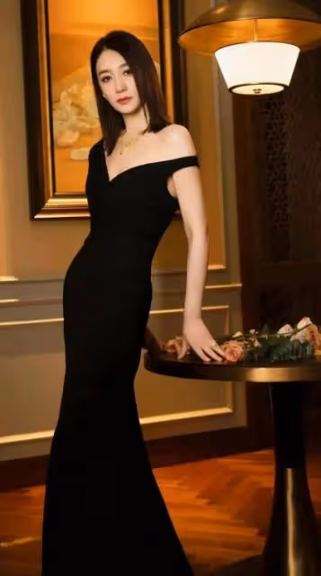 李小冉身材真好，露肩緊身裙配大紅唇出鏡，46歲還那麼美