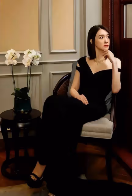李小冉身材真好，露肩緊身裙配大紅唇出鏡，46歲還那麼美