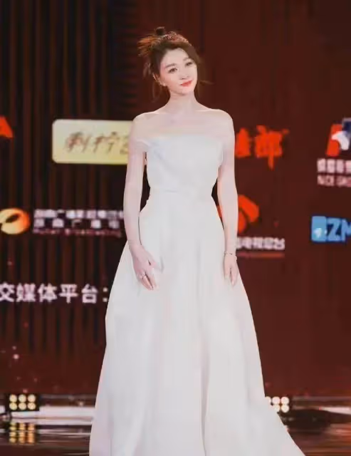 李小冉身材真好，露肩緊身裙配大紅唇出鏡，46歲還那麼美