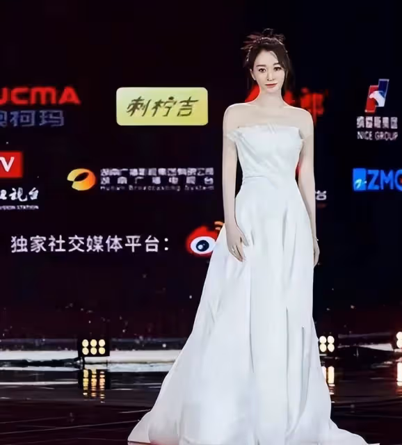 李小冉身材真好，露肩緊身裙配大紅唇出鏡，46歲還那麼美