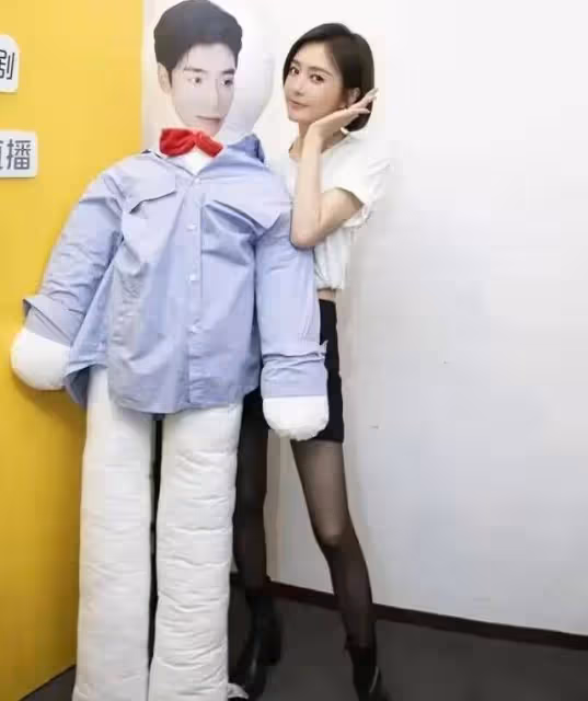 黑色絲襪搭配緊身短裙，秦嵐實力在線賣萌，網友：真可愛！