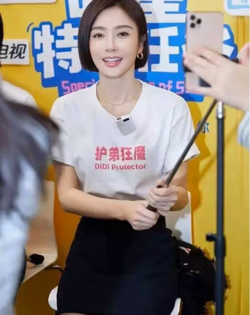黑色絲襪搭配緊身短裙，秦嵐實力在線賣萌，網友：真可愛！