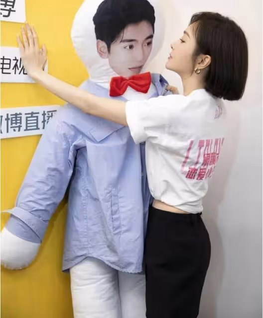 黑色絲襪搭配緊身短裙，秦嵐實力在線賣萌，網友：真可愛！