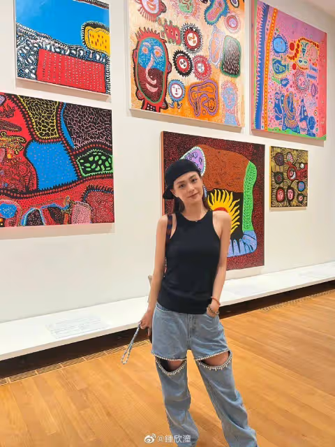 阿嬌假小子造型看展,清秀調皮撞臉陳冠希