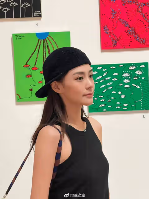 阿嬌假小子造型看展,清秀調皮撞臉陳冠希