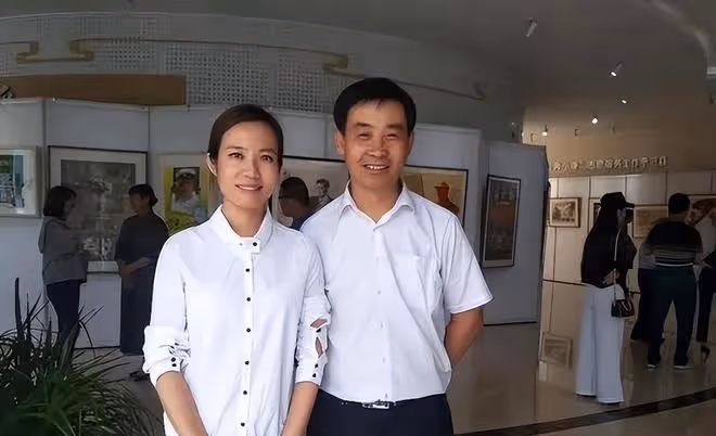 央視再出大失誤：寶曉峰整理頭髮，導播疑開小差，放重播版欲補救
