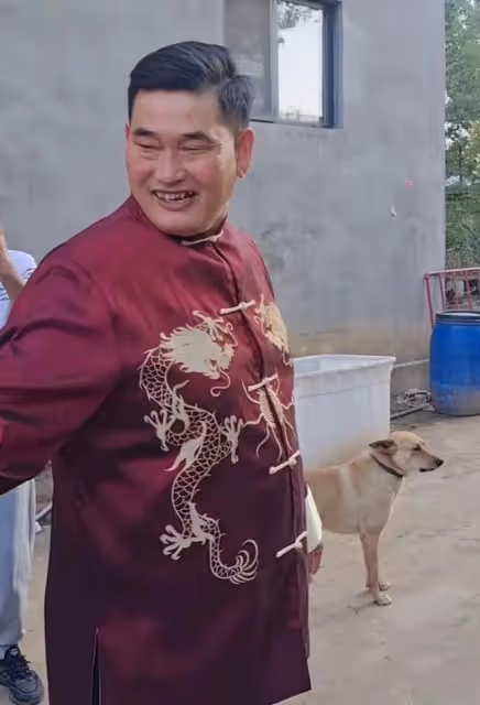 大衣哥首次坐飛機，低頭不敢和人交流，空姐提醒袋子不能裝有活物