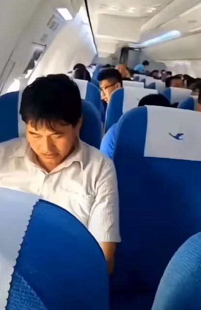 大衣哥首次坐飛機，低頭不敢和人交流，空姐提醒袋子不能裝有活物