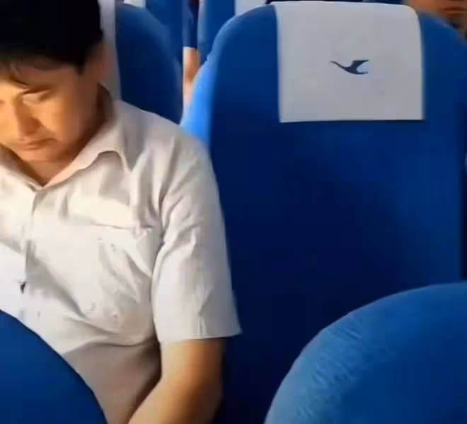 大衣哥首次坐飛機，低頭不敢和人交流，空姐提醒袋子不能裝有活物