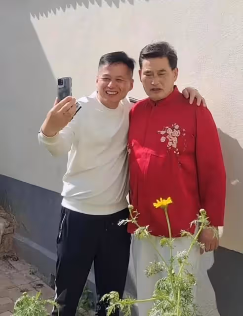 大衣哥首次坐飛機，低頭不敢和人交流，空姐提醒袋子不能裝有活物