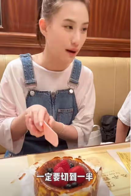 何超蓮慶32歲生日，穿背帶褲小腹隆起，被猜測已懷有身孕
