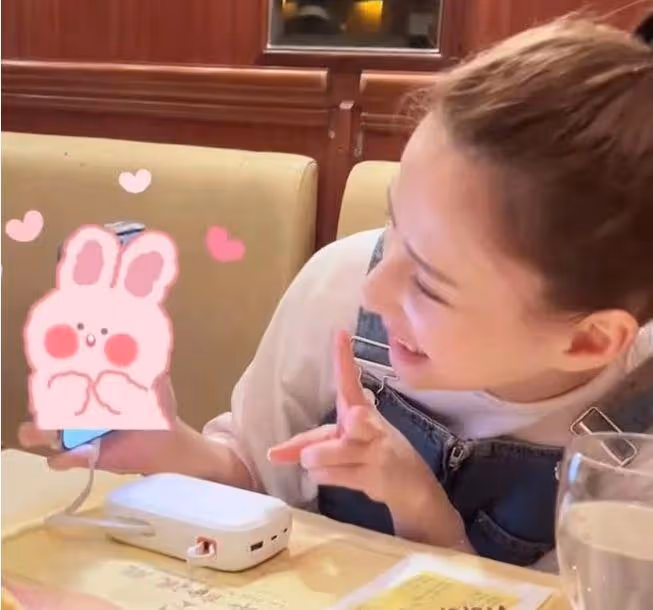 何超蓮慶32歲生日，穿背帶褲小腹隆起，被猜測已懷有身孕