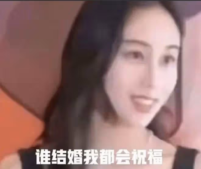 何超蓮慶32歲生日，穿背帶褲小腹隆起，被猜測已懷有身孕