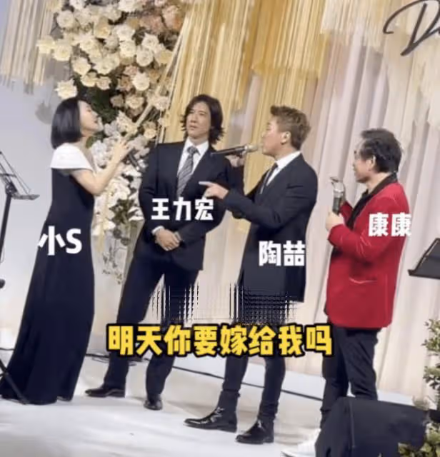 小S攜家人參加婚禮,S媽打扮喜慶溫婉大方,許曦文模樣成熟顯高冷