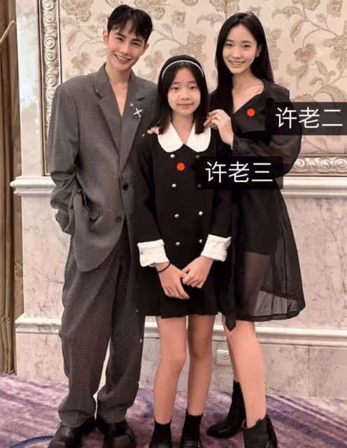 小S攜家人參加婚禮,S媽打扮喜慶溫婉大方,許曦文模樣成熟顯高冷