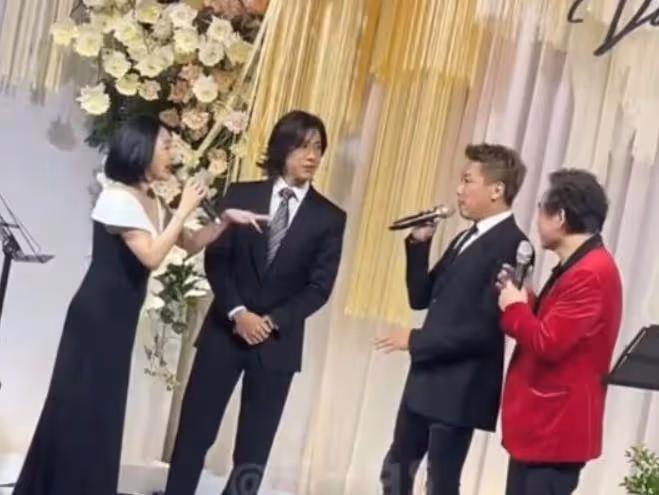 小S攜家人參加婚禮,S媽打扮喜慶溫婉大方,許曦文模樣成熟顯高冷