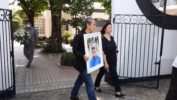 吳耀漢出殯將海葬!兒子滿頭白髮妻子微笑,洪金寶久違露臉送別