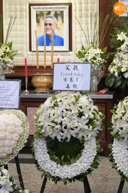 吳耀漢出殯將海葬!兒子滿頭白髮妻子微笑,洪金寶久違露臉送別